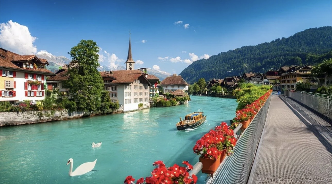 Schweizer Alpen und Bergsee